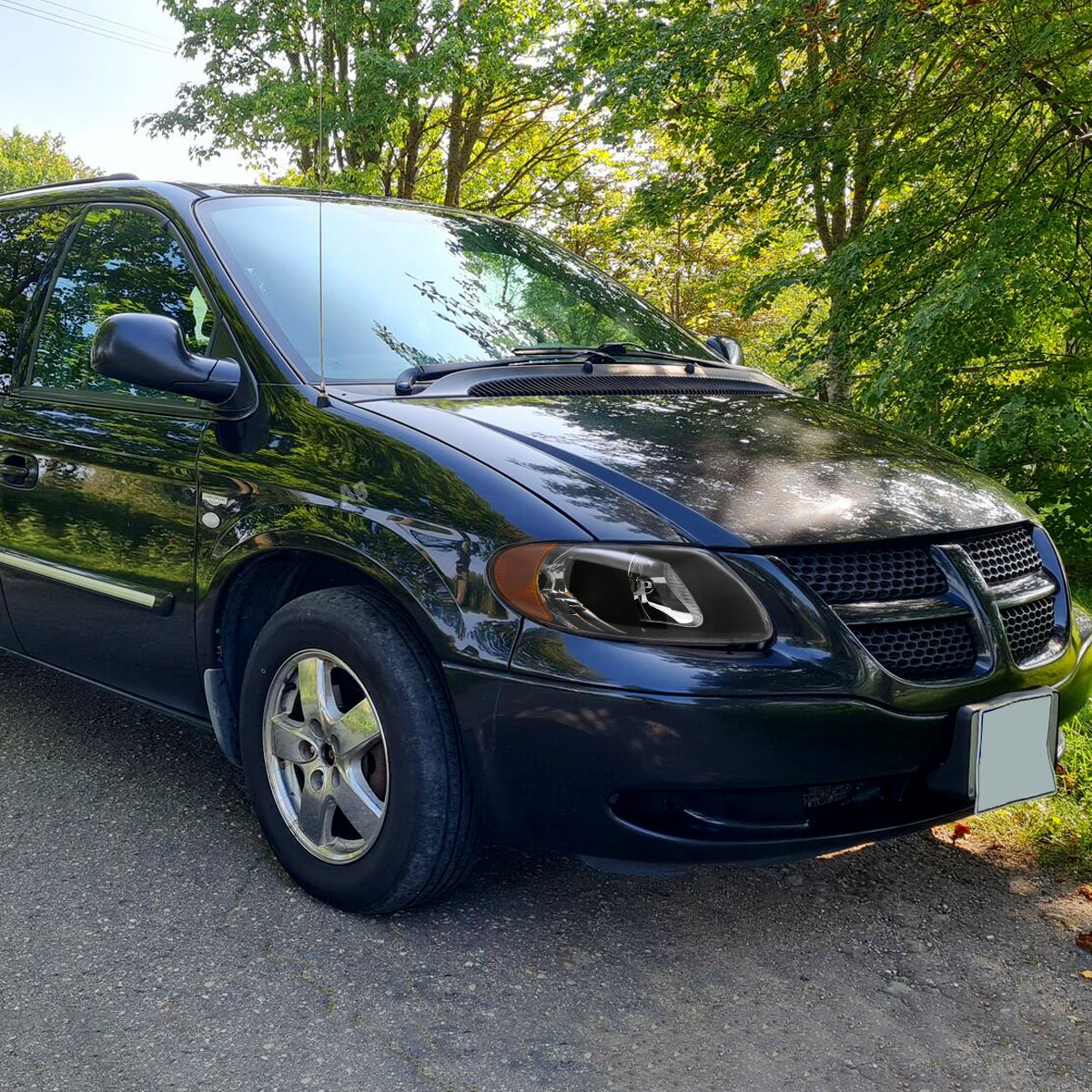Spec-D 05 Caravan Chrysler Town Country black headlights