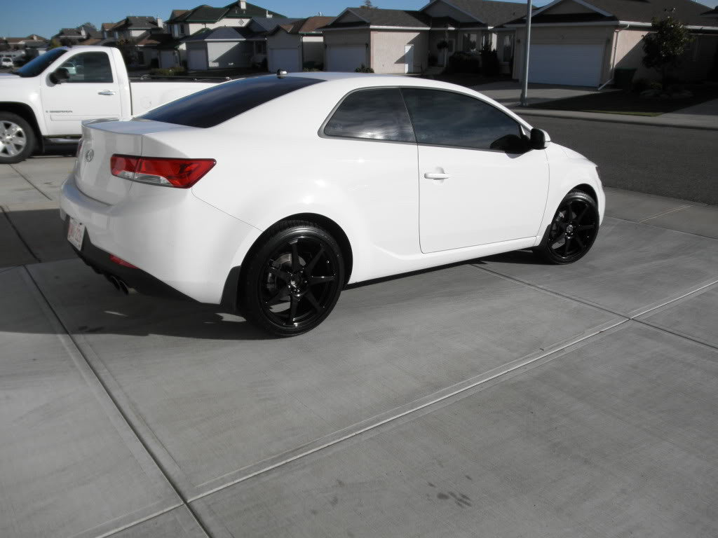 Displayed on Drag Dr-33 Wheels 18x7.5 5x105 5x110 Gloss Black Rims